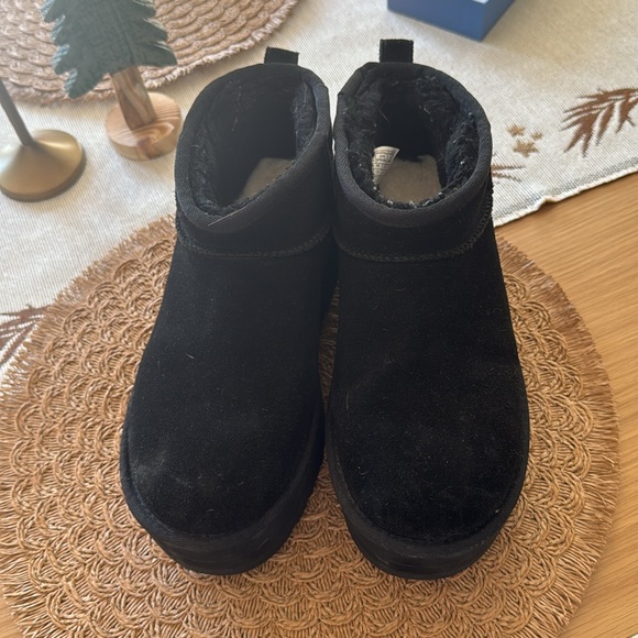 UGG Classic Ultra Mini Platform - Picture 2 of 2
